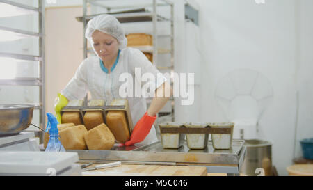 Femme fait cuire du pain sur cuisine commerciale Banque D'Images