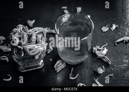 Close up de l'eau de mace myristica fragrans javantri,ou dans un verre avec des matières mace. Banque D'Images