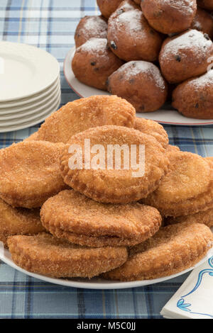 Plat d'frits beignets de pomme sucrée ou appelflappen et un plat avec oliebollen sur l'arrière-plan, des pâtisseries pour le Nouvel An Banque D'Images