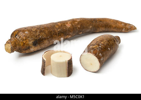 Ensemble de la racine de manioc et une pièce isolée à pelées fond blanc Banque D'Images