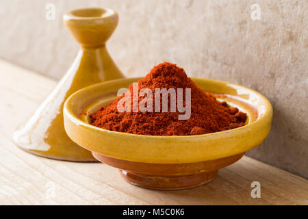 Bol jaune traditionnel marocain avec paprika séché Banque D'Images