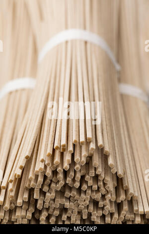 Nouilles soba d'raw japonais bundles close up Banque D'Images