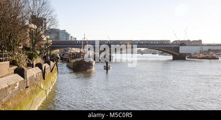 Londres, Angleterre, Royaume-Uni - 16 mars 2014 : une Classe 378 London Overground train de voyageurs traverse la Tamise entre Battersea Riverside et impériales Banque D'Images