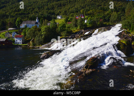 Cascade de Hellesylt, une petite ville à l'entrée de Geirangerfjord sur une journée ensoleillée Banque D'Images