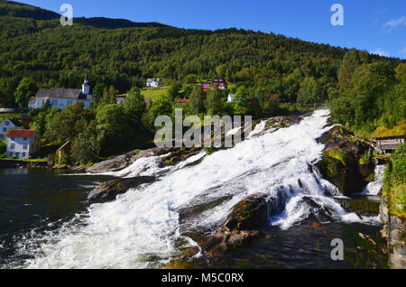 Cascade de Hellesylt, une petite ville à l'entrée de Geirangerfjord sur une journée ensoleillée Banque D'Images