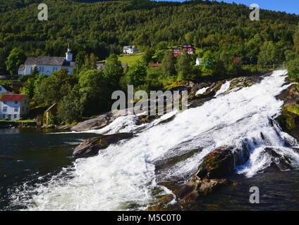 Cascade de Hellesylt, une petite ville à l'entrée de Geirangerfjord sur une journée ensoleillée Banque D'Images