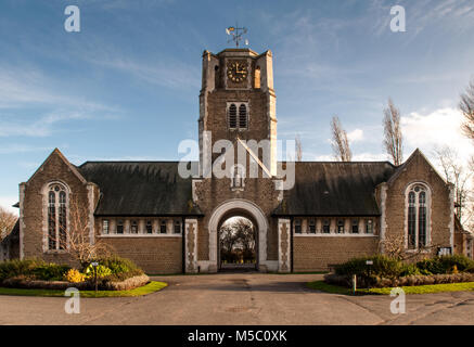 Londres, Angleterre, Royaume-Uni - 27 janvier 2013 : la chapelle mortuaire gothique de Camberwell nouveau cimetière se dresse en l'honneur chêne dans le sud de Londres. Banque D'Images