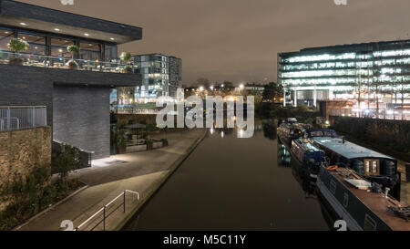 Londres, Angleterre, Royaume Uni - 21 décembre 2017 : immeubles de bureaux modernes se tenir le long de Regent's Canal, dans la zone de réaménagement de King's Cross dans le nord de Londres. Banque D'Images