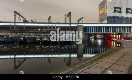 Londres, Angleterre, Royaume Uni - 21 décembre 2017 : un train Eurostar devient un flou de lumières comme il accélère loin de la gare St Pancras et plus de Regent's Canal j Banque D'Images