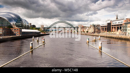 La rivière Tyne et Gateshead Newcastle par Sage Gateshead avec, sur la gauche, Newcastle riverfront sur la droite, et l'emblématique pont Tyne au-delà Banque D'Images