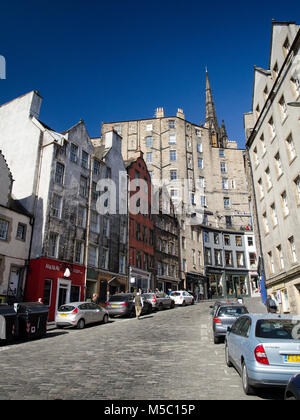 Edimbourg, Ecosse, ROYAUME UNI - 21 mars 2015 : Vacances tennement pâtés sur la rue Victoria au-dessus de Grassmarket dans la vieille ville d'Édimbourg. Banque D'Images