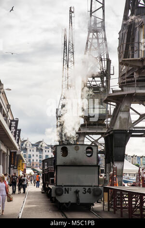 Bristol, Angleterre - le 17 juillet 2016 : un moteur à vapeur préservé shuntant passe à quai vieux grues et entrepôts à M faite sur le chemin de fer le port de Bristol Banque D'Images