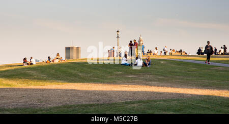 Londres, Angleterre, Royaume-Uni - 30 août 2016 : les foules se rassemblent à la Primrose Hill point de vue sur le centre de Londres au coucher du soleil. Banque D'Images