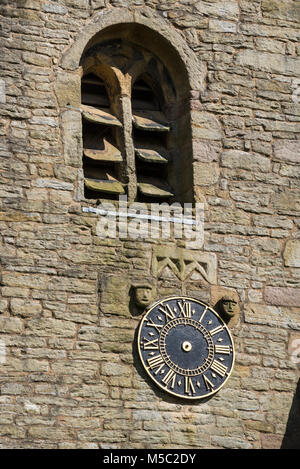 Horloge et fenêtre sur la tour de St James' Church, Taxal, Whaley Bridge, Derbyshire, Angleterre. Banque D'Images