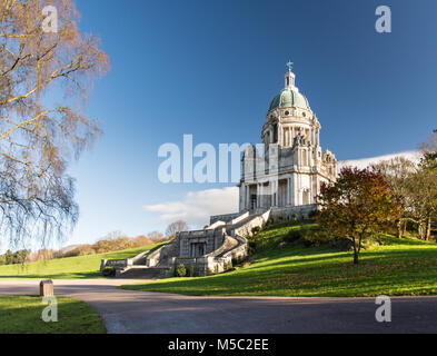 Lancaster, Angleterre, Royaume-Uni - 12 novembre 2017 : soleil illumine la structure de pierre de Portland de l'Ashton Memorial, une grande folie baroque dans Williamso Banque D'Images