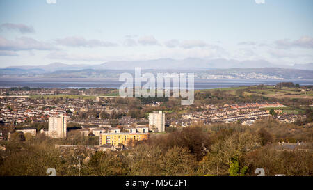 Lancaster, Angleterre, Royaume-Uni - 12 novembre 2017 : les rues de la région de Lancaster, avec la baie de Morecambe et les montagnes du Lake District, vu de derrière Banque D'Images