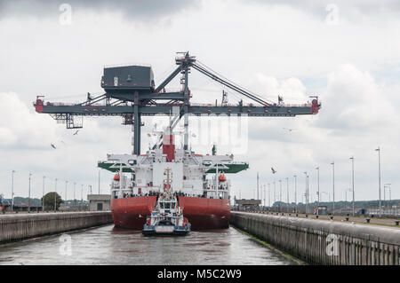 Chargement de grue géante sur le pont est placé sur le canal de la mer du Nord Banque D'Images