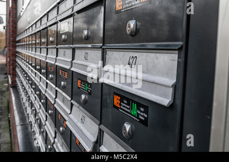 Boîtes aux lettres néerlandaises de suite mis par un bâtiment Banque D'Images