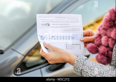 Contrôle de sa femme DVLA Taxe sur les véhicules automobiles Avis de rappel de renouvellement Banque D'Images