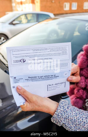 Contrôle de sa femme DVLA Taxe sur les véhicules automobiles Avis de rappel de renouvellement Banque D'Images