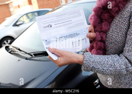 Contrôle de sa femme DVLA Taxe sur les véhicules automobiles Avis de rappel de renouvellement Banque D'Images