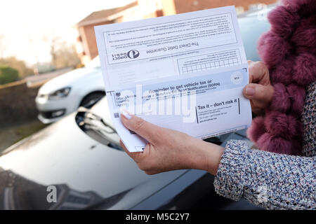 Contrôle de sa femme DVLA Taxe sur les véhicules automobiles Avis de rappel de renouvellement Banque D'Images