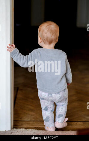 Bébé Enfant mignon femelle à la maison Banque D'Images