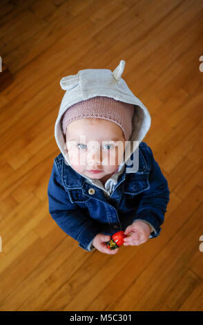 Bébé Enfant mignon femelle à la maison habillé en costume avec capuche Vêtements chauds Banque D'Images