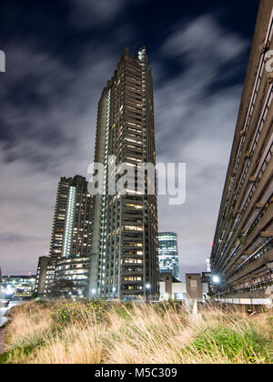 Londres, Angleterre, Royaume-Uni - 8 Février, 2018 : Shakespeare Tower, l'un des blocs de haute tour d'habitation de la barbacane brutaliste Estate, s'allume une Banque D'Images