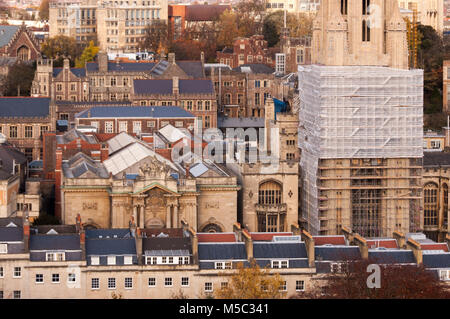 Bristol, Angleterre, Royaume-Uni - 19 novembre 2006 : le soleil brille sur le gothique victorien Wills Memorial Building de l'Université de Bristol et Baroque Bristol City M Banque D'Images