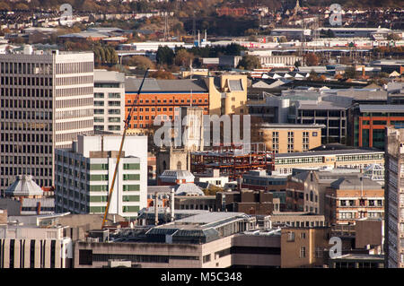 Bristol, Angleterre, Royaume-Uni - 19 novembre 2006 : Le tour de l'église de travers temple se dresse entre 20e et 21e siècle, les immeubles de bureaux dans le Temple Mead Banque D'Images