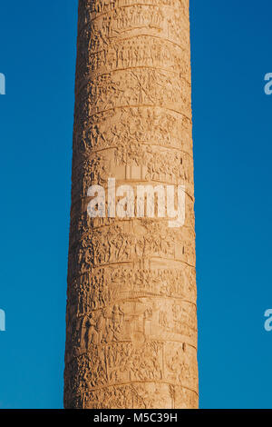 La Colonne Trajane (Colonna Traiana) à Rome, Italie. Commémore la victoire de l'empereur romain Trajan dans la guerre des Daces Banque D'Images