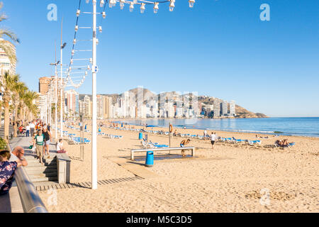 Aux personnes bénéficiant d'une maison de vacances à Benidorm, Espagne. Banque D'Images