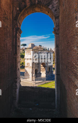 Arc de Constantin et le symbole historique de Rome comme vu de l'intérieur du Colisée romain Banque D'Images