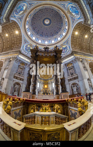 L'intérieur de la basilique Saint Pierre à Rome, Italie Banque D'Images