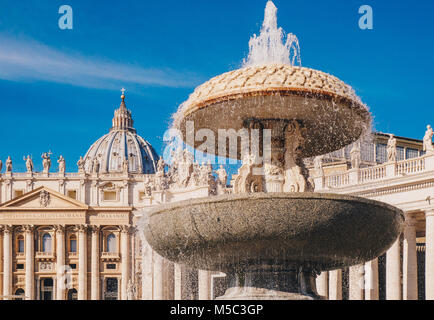 La basilique Saint Pierre et la fontaine en face de la Cité du Vatican, Rome, Italie Banque D'Images