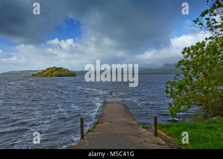 L'île de Inishfree...'je me lèverai, et rendez-vous dès maintenant et passez à l'Innisfree' immortalisée dans le poème de W.B. Yeats, Lough Gill, Comté de Sligo, Irlande Banque D'Images