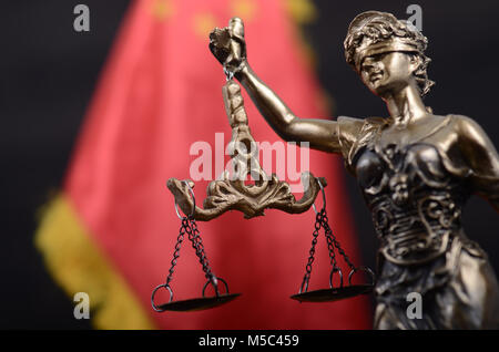 La loi et la justice, la légalité concept, balance de la Justice, Justitia, Dame Justice devant le drapeau de la Chine dans l'arrière-plan. Banque D'Images