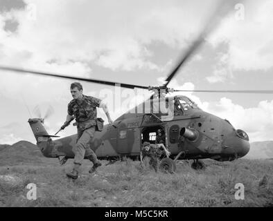 Soldats sortant d'une RAF hélicoptère Westland Wessex sur l'île de Lantau, Hong Kong. Banque D'Images