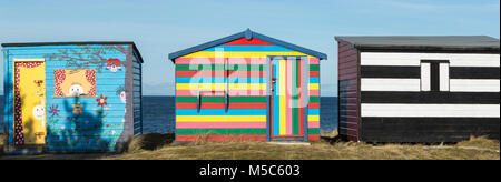 Amusant et coloré des huttes à Hopeman hêtre hêtre, Moray, Ecosse, Royaume-Uni Banque D'Images