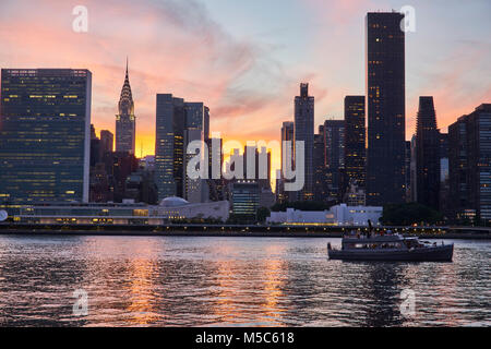 Yacht avec la navigation touristique nord dans l'East River par Midtown Manhattan Banque D'Images