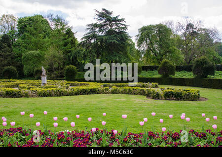 Belle un jardin anglais au printemps, l'affichage des lois parfaitement entretenu, roses et beau soleil, Avril 2017 Banque D'Images