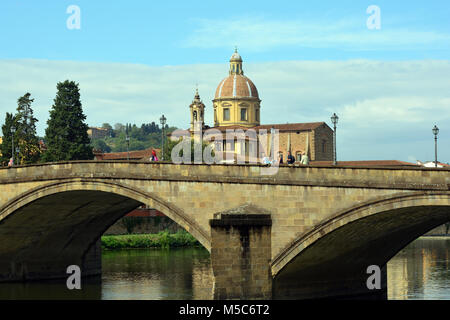 Vue sur le Ponte Santa Trinita de l'église Cestello San Frediano à l'Arno à Florence - Italie. Banque D'Images