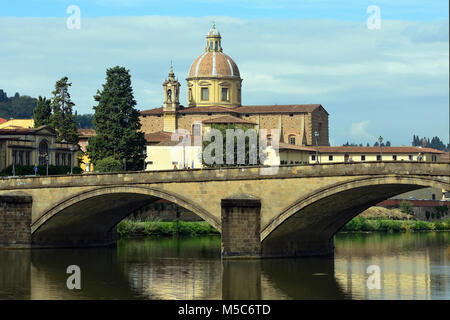 Vue sur le Ponte Santa Trinita de l'église Cestello San Frediano à l'Arno à Florence - Italie. Banque D'Images