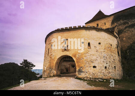 Entrée principale de Brasov citadelle médiévale de Transylvanie au coucher du soleil. Banque D'Images