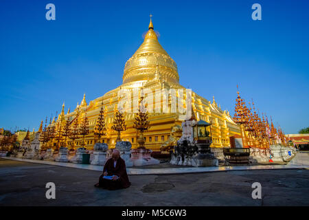 L'une des plus grandes pagodes de Bagan, la Pagode Shwezigon doré à Nyaung U Banque D'Images