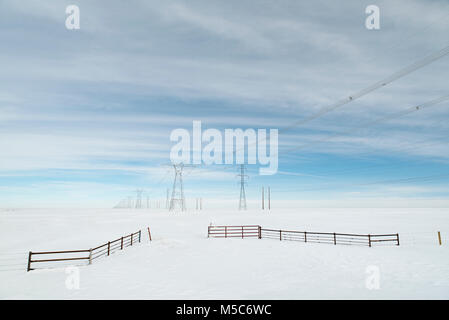 L'Alberta, Canada. Pylônes électriques/tours de transmission dans les Prairies en hiver. Banque D'Images