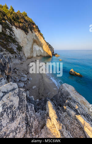 Vue depuis le cap Nikita à petite plage. Agios Nikitas. Lefkada, Grèce Banque D'Images