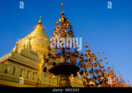 Détail d'une des plus grandes pagodes de Bagan, la Pagode Shwezigon doré à Nyaung U Banque D'Images