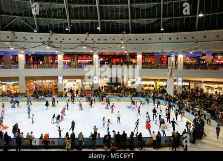 Bucarest, Roumanie - 22 décembre 2017 : l'intérieur de l'anneau de patinage bondé de Cotroceni Palace AFI Mall. Bucarest, 22 Décembre 2017 Banque D'Images